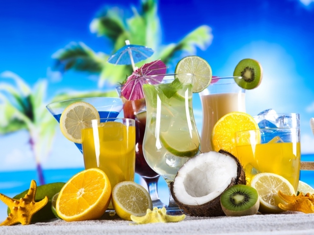 Тропические коктейли на песне у моря