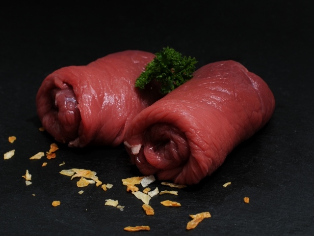 Рулетики из говядины на черном столе