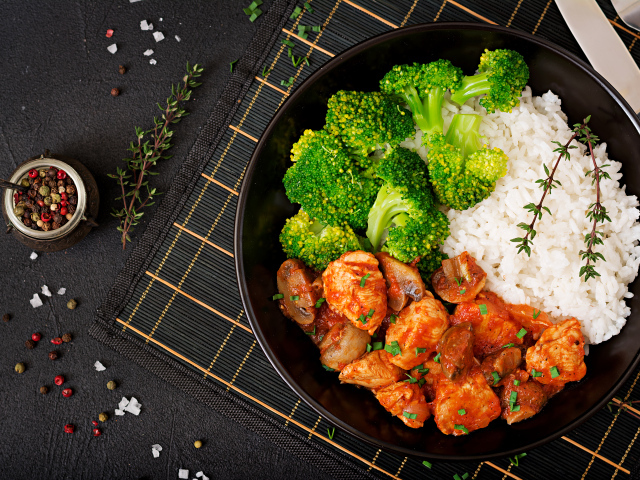 Курица с рисом и брокколи на сковороде