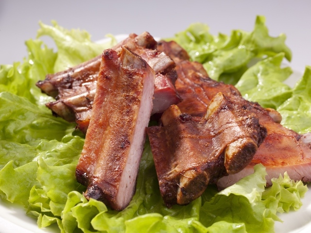 Ребрышки гриль с листьями зеленого салата