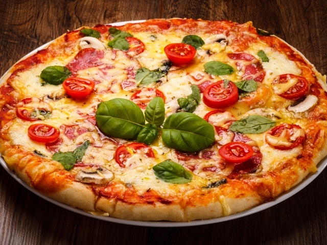 Пицца с сыром, базиликом и грибами