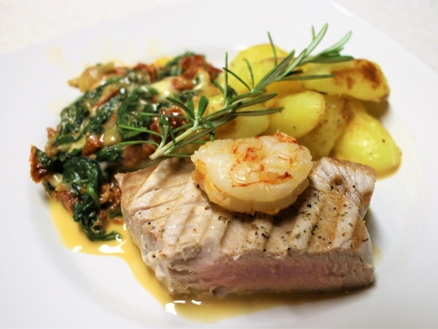 Запеченный тунец на тарелке с овощами