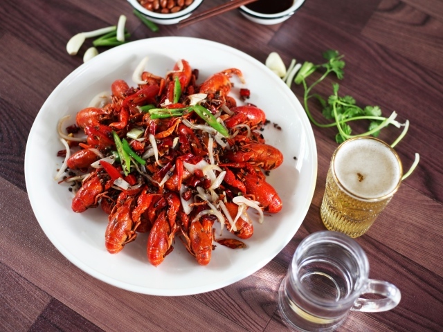 Вареные раки на столе с пивом