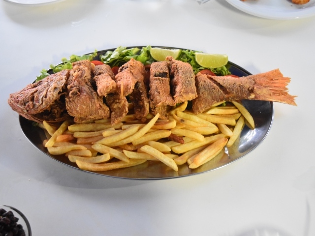 Жареная рыба с картофелем фри и салатом