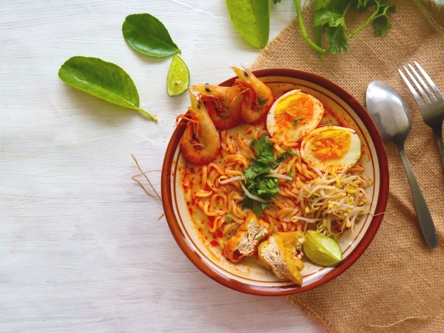 Вермишель с морепродуктами и яйцами