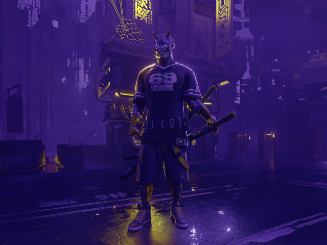 Мужчина в спортивном костюме и маске демона