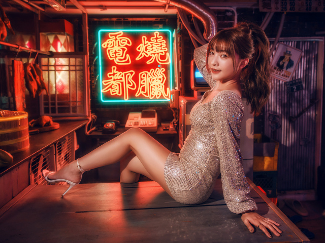 Девушка азиатка в блестящем платье в клубе