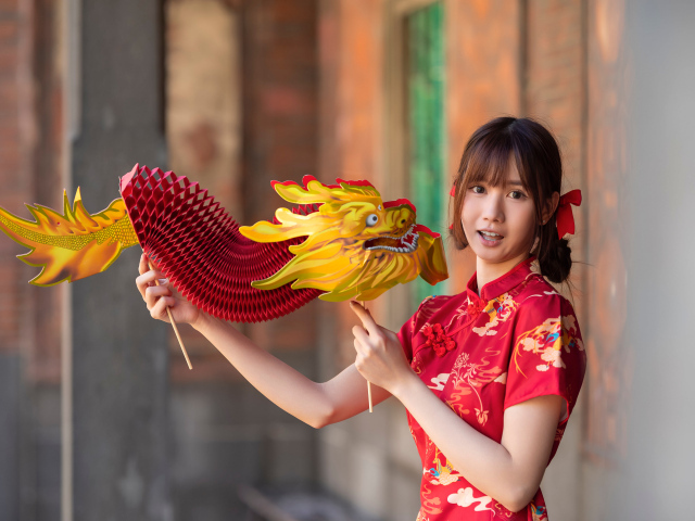 Девушка азиатка с бумажным драконом