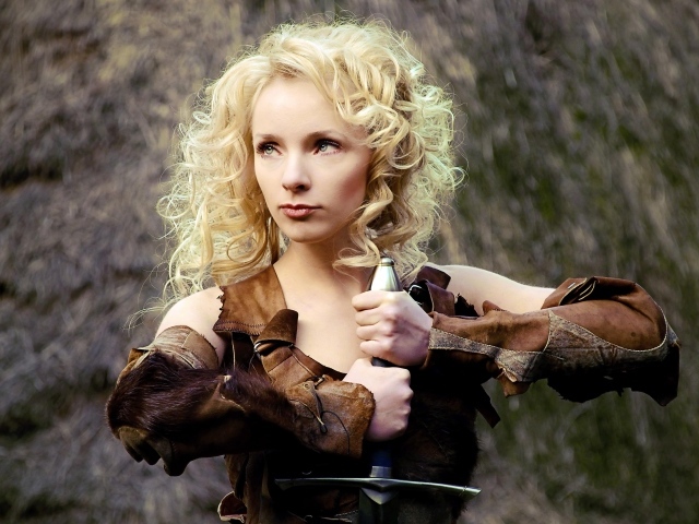 Красивая блондинка с мечом в руках