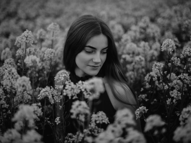 Черно-белое фото девушки в цветах