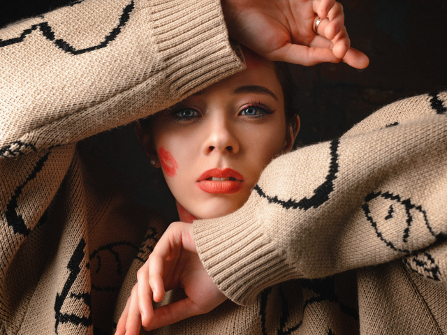 Милая голубоглазая девушка в теплом свитере