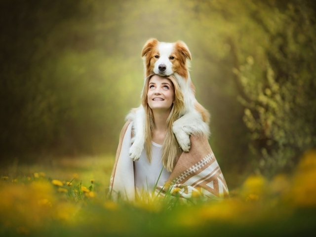 Милая девушка с собакой на голове