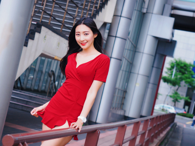Милая улыбки азиатки в красном платье