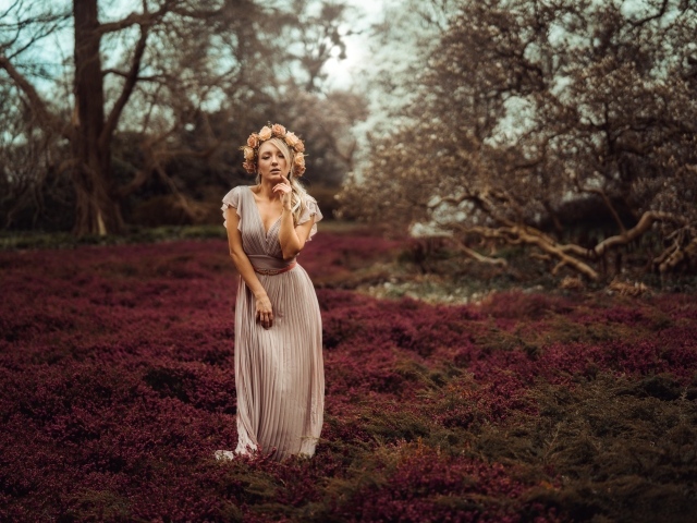 Девушка в длинном платье с венком на голове