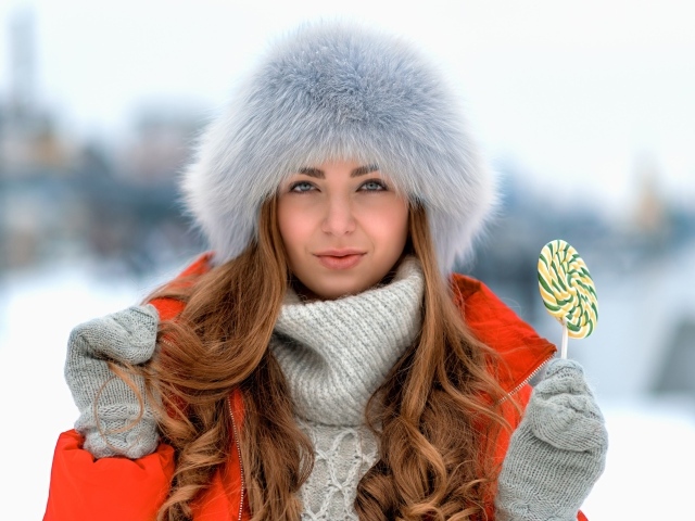 Девушка  в теплой меховой шапке