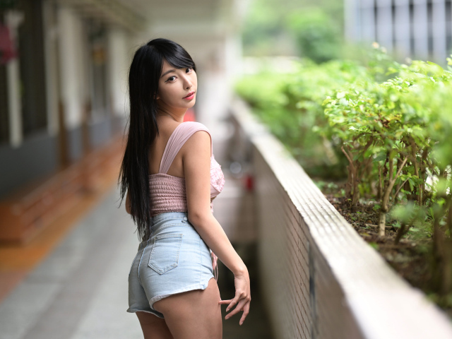 Девушка в коротких джинсовых шортах