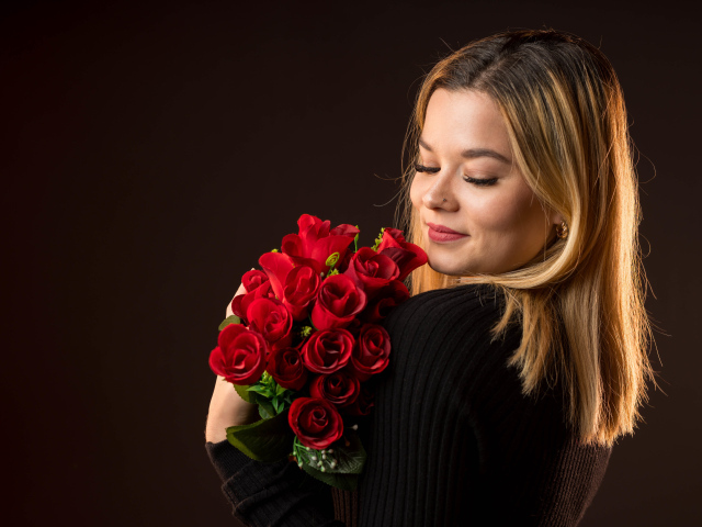 Девушка с букетом красных роз в руках