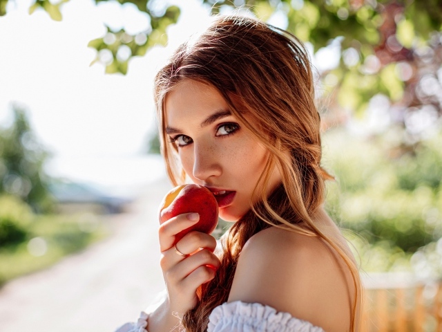 Девушка с красным яблоком в руке
