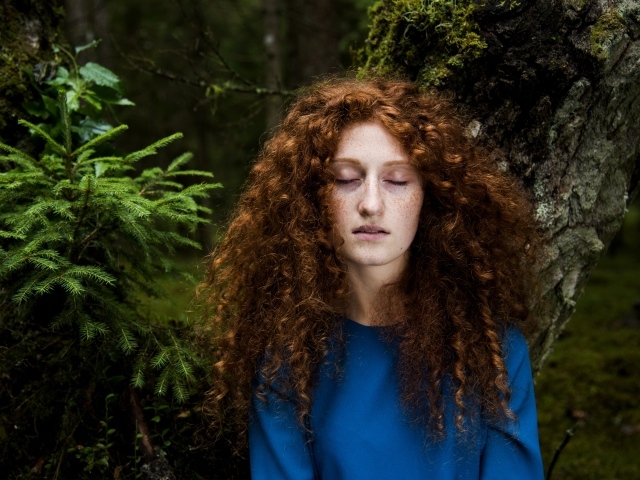 Девушка с кудрявыми волосами в лесу