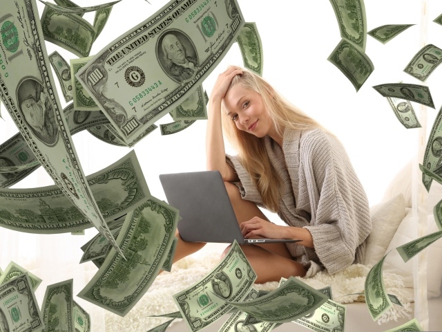 Девушка с ноутбуком в деньгах 