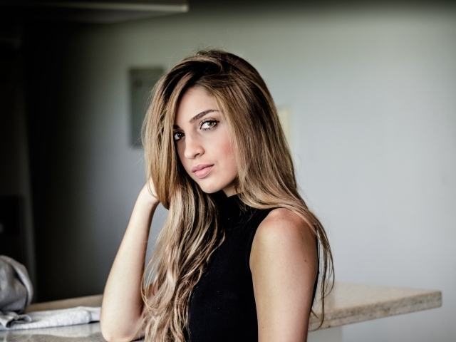 Зеленоглазая девушка в черном