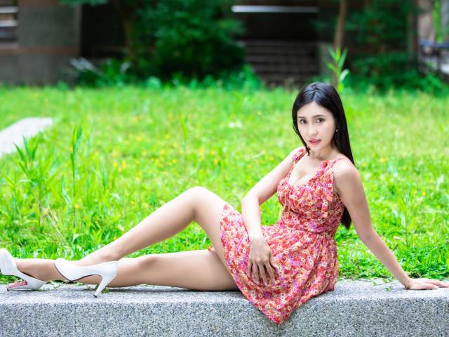 Длинноволосая азиатка в платье с белыми туфлями на ногах