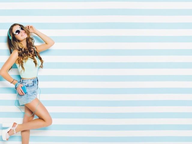 Современная девушка в очках на полосатом фоне