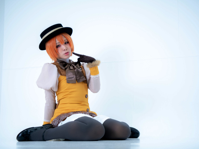 Рыжеволосая азиатка с короткой стрижкой в костюме