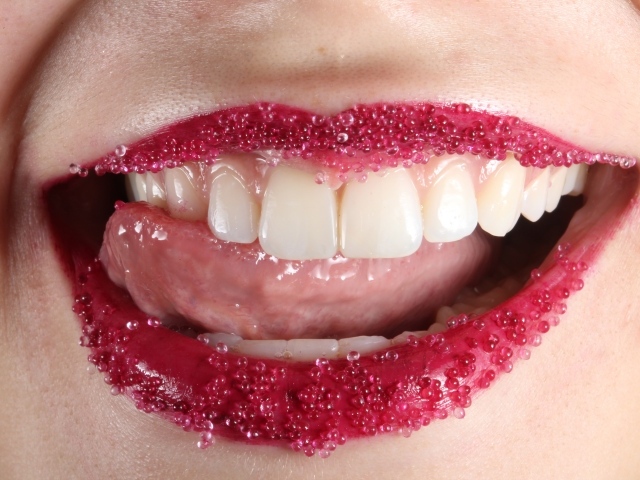 Красные губы девушки с красивыми зубами