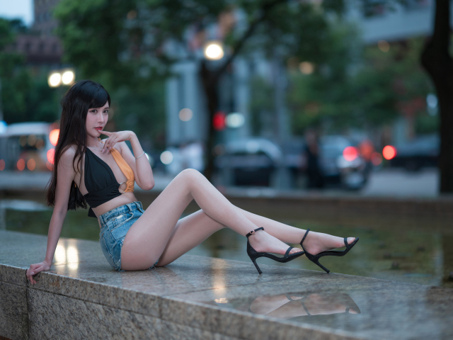 Сексуальная девушка азиатка с длинными ногами