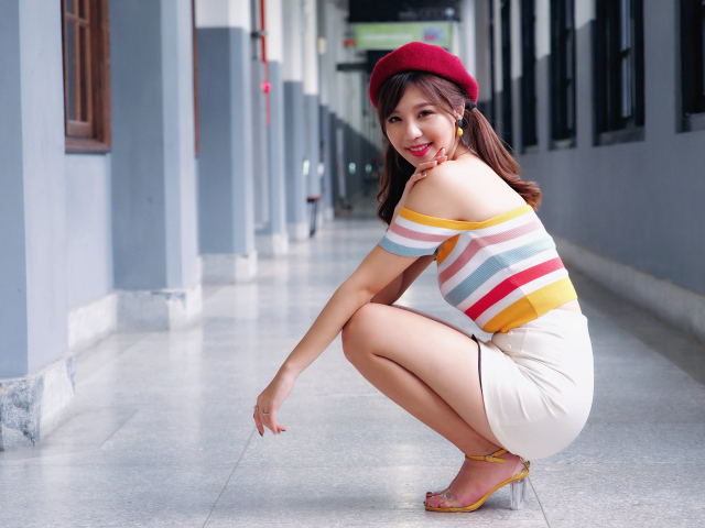 Улыбающаяся азиатка в красном берете