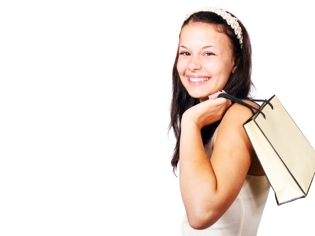 Улыбающаяся девушка с пакетом на белом фоне