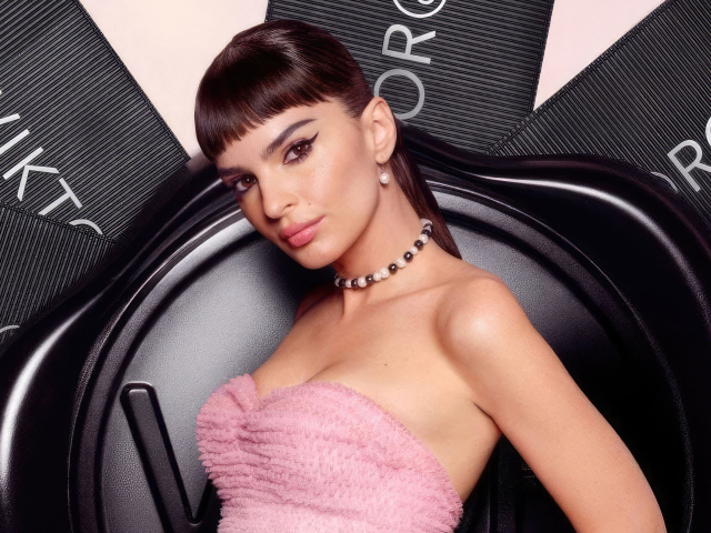 Американская модель Эмили Ратаковски с украшением на шее