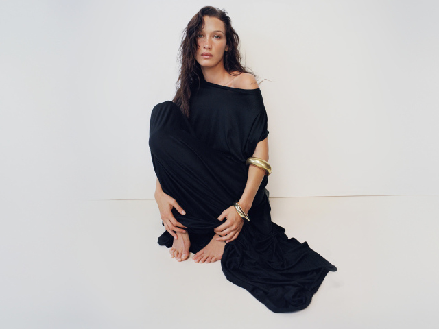 Модель Белла Хадид в черном платье у серой стены