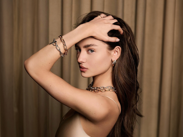 Модель Лени Олуми Клум  с руками в волосах