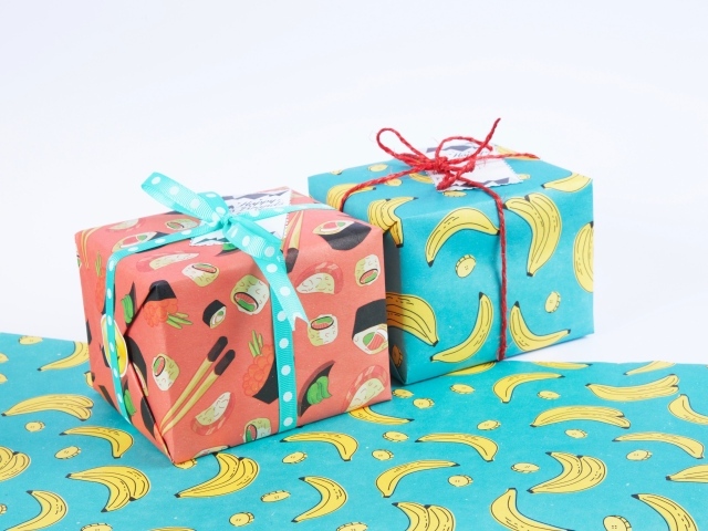 Две яркие разноцветные коробки с подарками