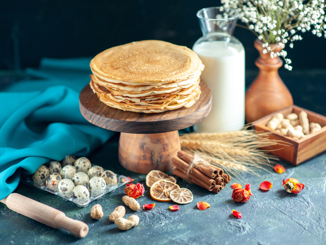 Аппетитные тонкие блины на столе на праздник Масленица