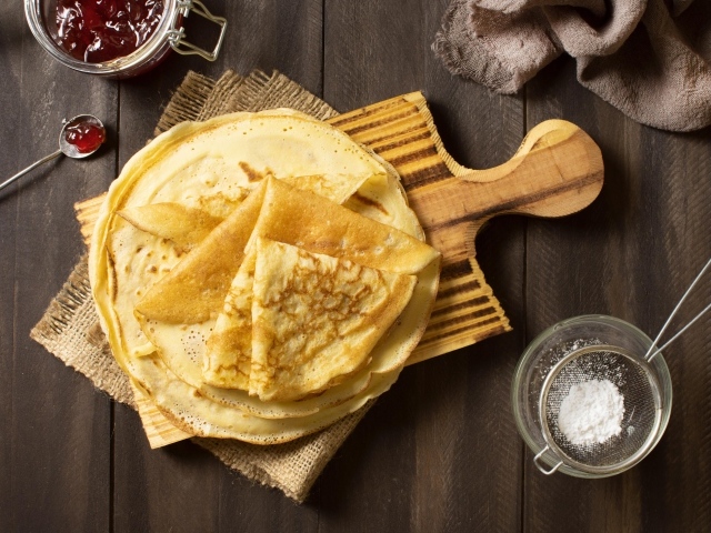 Тонкие блинчики с сахарной пудрой на Масленицу