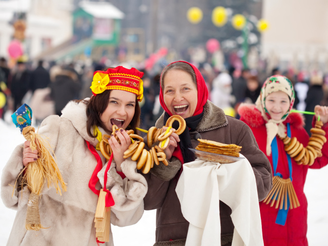 Женщины с угощениями на праздник Масленица