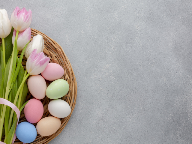 Корзина с розовыми тюльпанами и яйцами на сером фоне шаблон открытки на Пасху