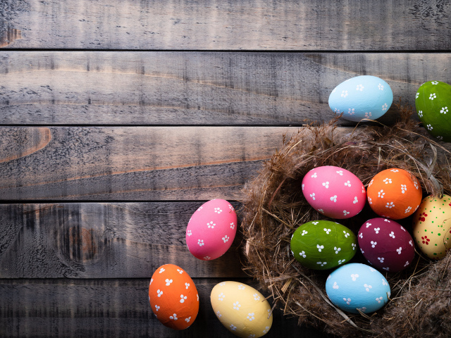 Красивые разноцветные яйца на великий праздник Пасха