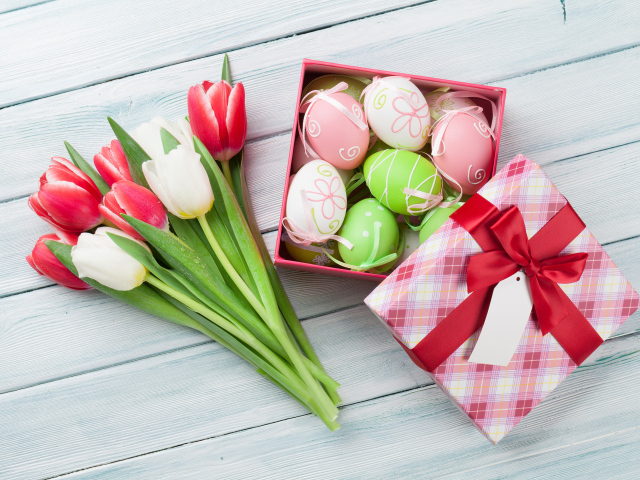 Пасхальные яйца в коробке с букетом тюльпанов