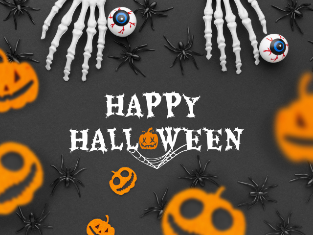 Открытка с декором на деревянном фоне на праздник Хэллоуин