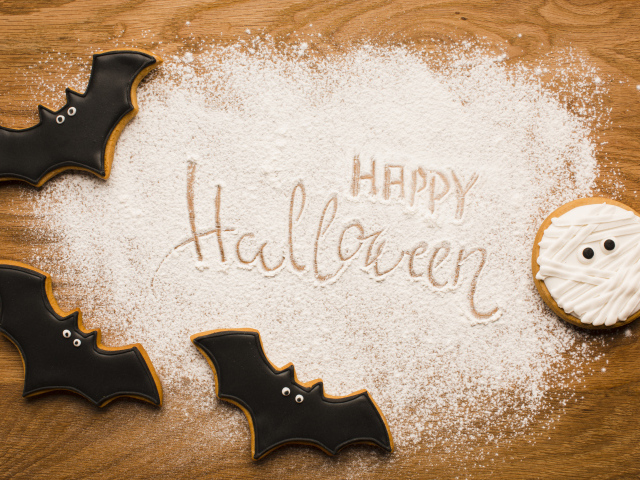 Печенье в форме летучих мышей на разделочной доске на Хэллоуин