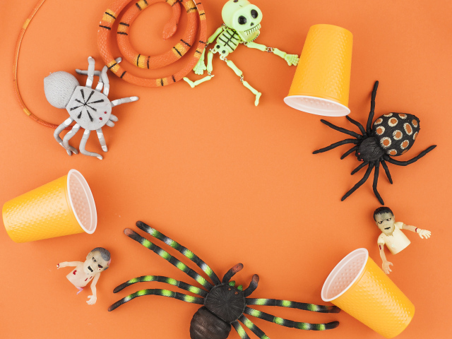Игрушки на Хэллоуин на оранжевом фоне