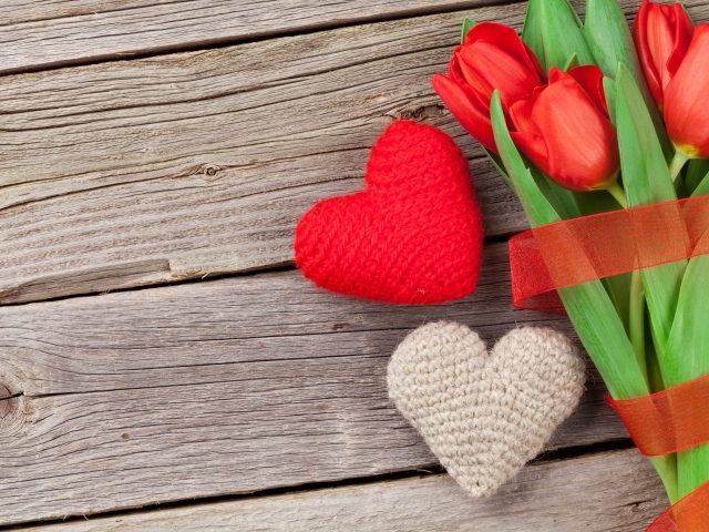 Букет тюльпанов и два сердца для любимой на 8 марта