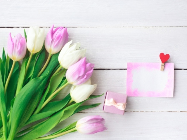 Букет розовых тюльпанов и открытка на 8 марта