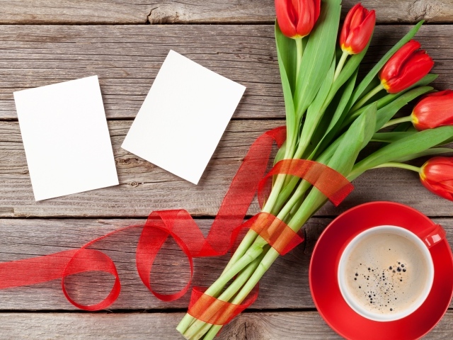 Букет красных тюльпанов и чашка кофе шаблон открытки на 8 марта