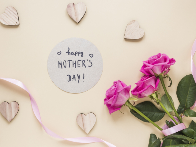 Букет роз и открытка на международный женский день 8 марта