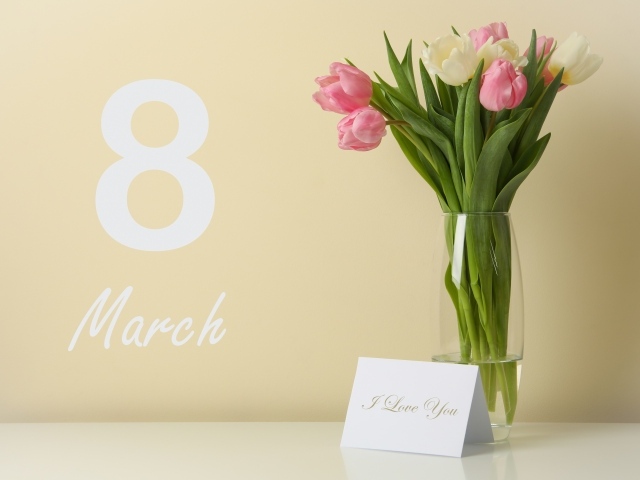 Букет тюльпанов в вазе на 8 марта